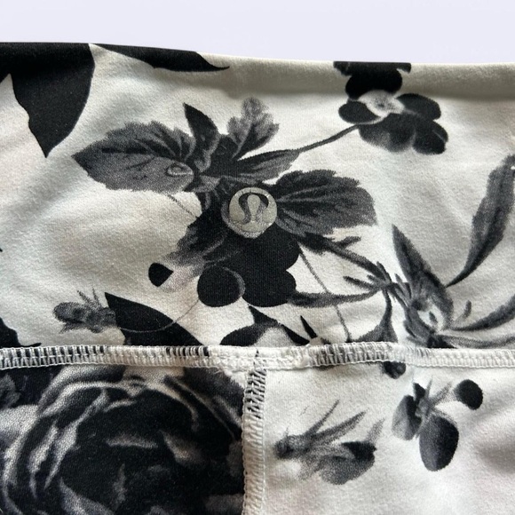 Lululemon Capri Leggings Size 8 – Black & White Floral Print🖤🤍🖤🤍 - Picture 2 of 8